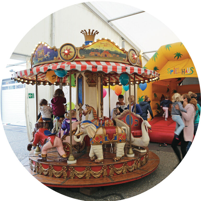 Rösslispiel und Hüpfburg Rösslispiel und Hüpfburg